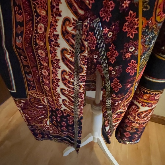 Knee length tunic with side slits. - Picture 8 of 8